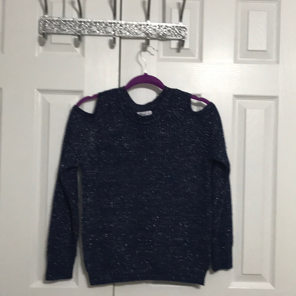 EPI THREADS Cold shoulder sweater .